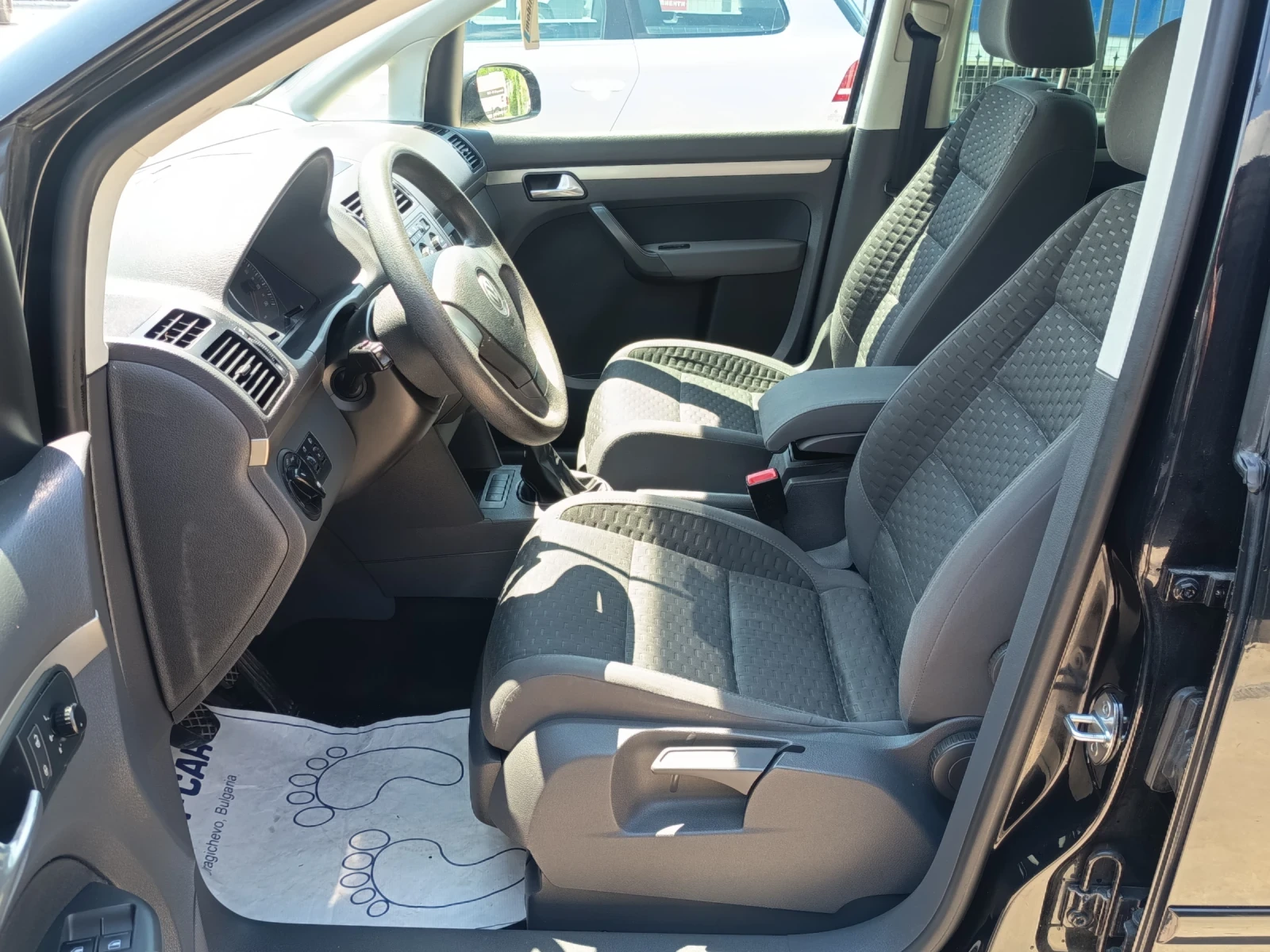 VW Touran 1.6i, снимка 8 - Автомобили и джипове - 52394532