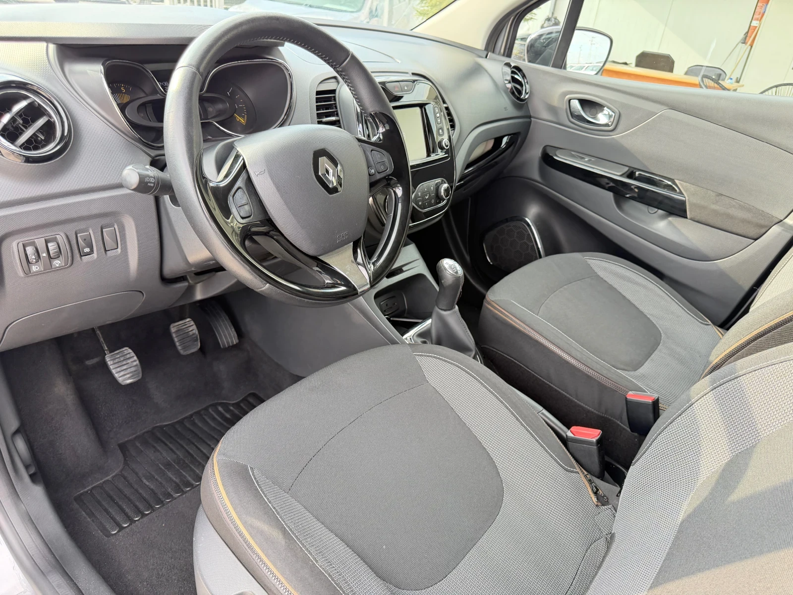 Renault Captur Key less, navi, camera, 17", 1.5 dci, снимка 7 - Автомобили и джипове - 54086139