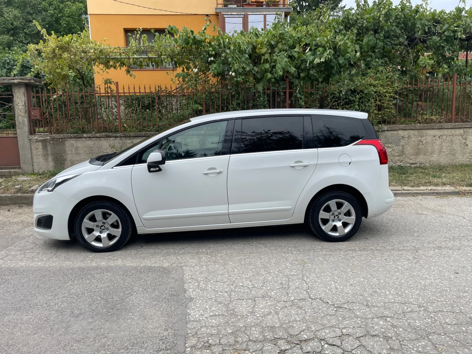 Peugeot 5008 1.6ehdi за ремонт на глава, снимка 3 - Автомобили и джипове - 54301407
