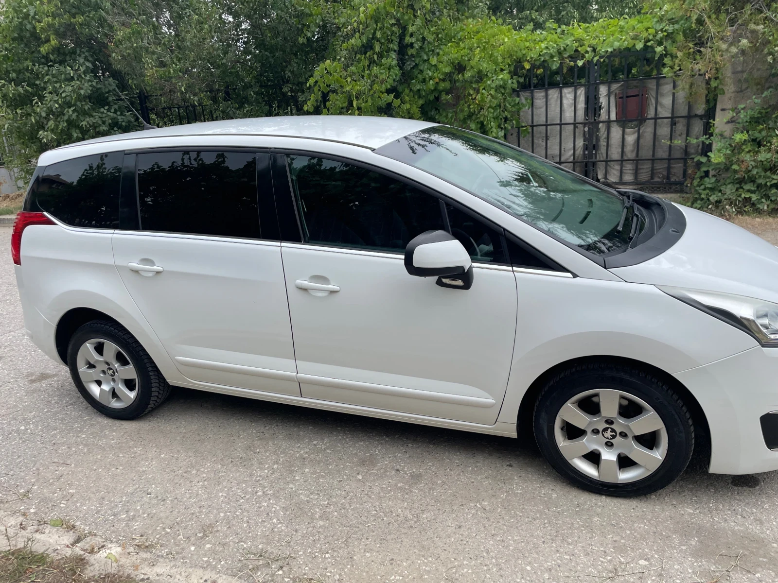 Peugeot 5008 1.6ehdi за ремонт на глава, снимка 2 - Автомобили и джипове - 54301407