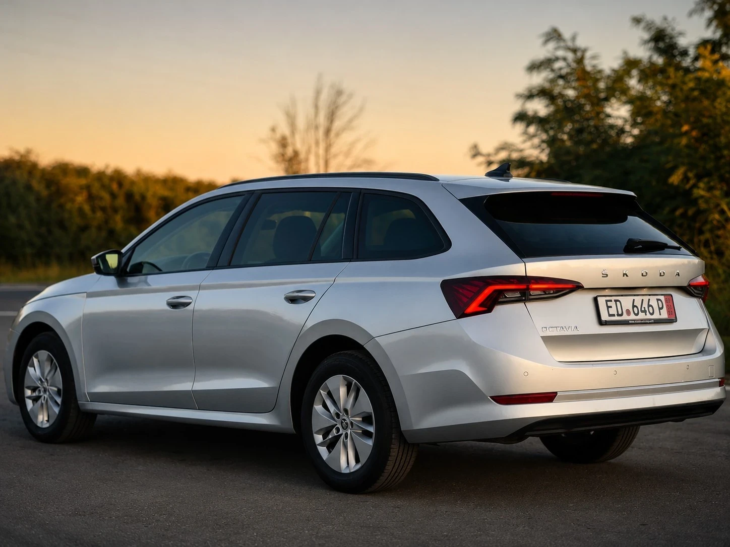 Skoda Octavia 2.0 TDI/DSG/MATRIX/DISTRONIC/LANE ASSIST, снимка 3 - Автомобили и джипове - 55846259