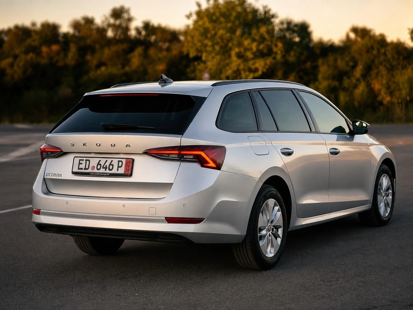 Skoda Octavia 2.0 TDI/DSG/MATRIX/DISTRONIC/LANE ASSIST, снимка 4 - Автомобили и джипове - 55846259