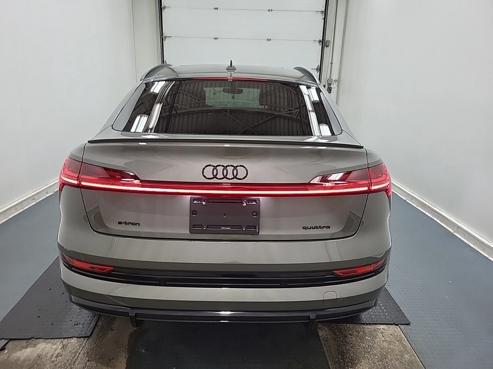 Audi E-Tron TECHNIK, ВСИЧКИ ЕКСТРИ ЗА МОДЕЛА, АВТОКРЕДИТ, снимка 17 - Автомобили и джипове - 56063107