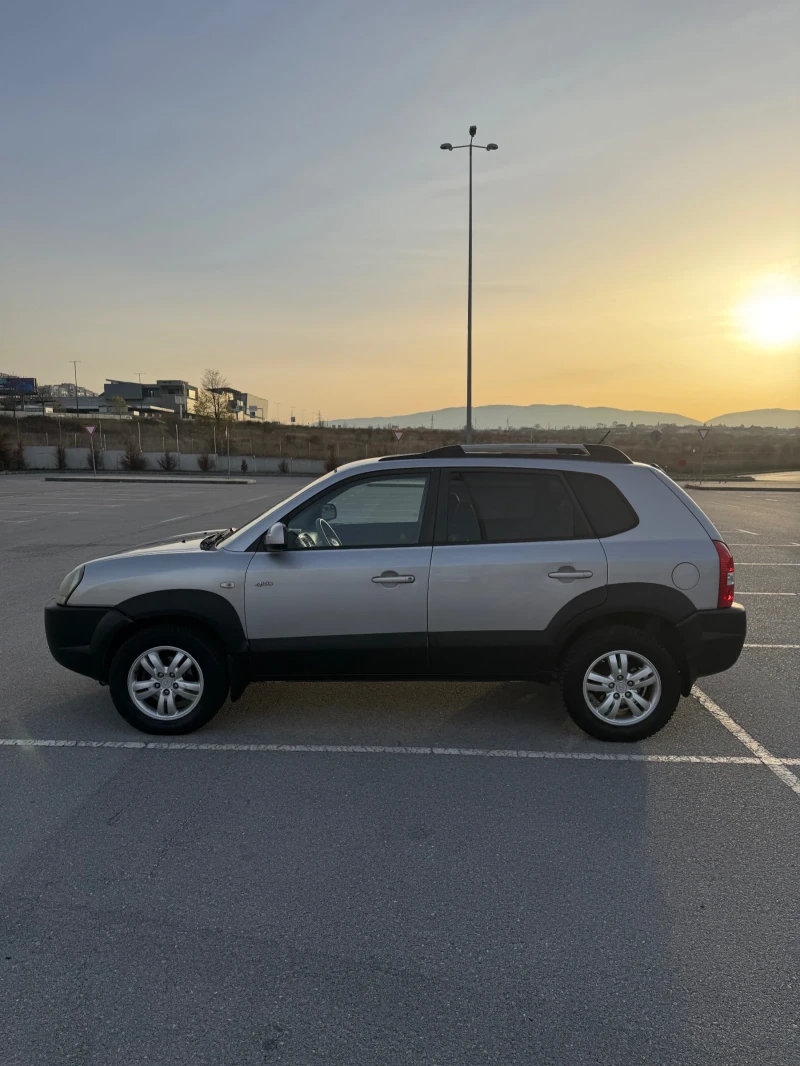 Hyundai Tucson 2.0 CRDI 4x4 климатик , снимка 6 - Автомобили и джипове - 52556970