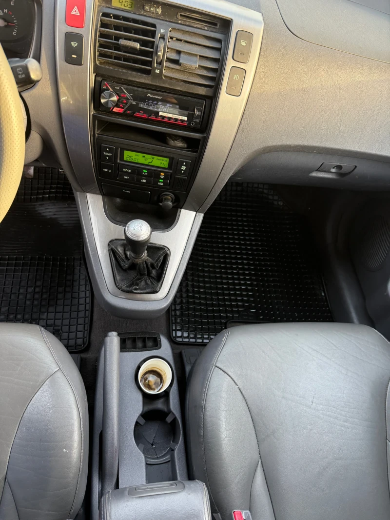 Hyundai Tucson 2.0 CRDI 4x4 климатик , снимка 14 - Автомобили и джипове - 52556970
