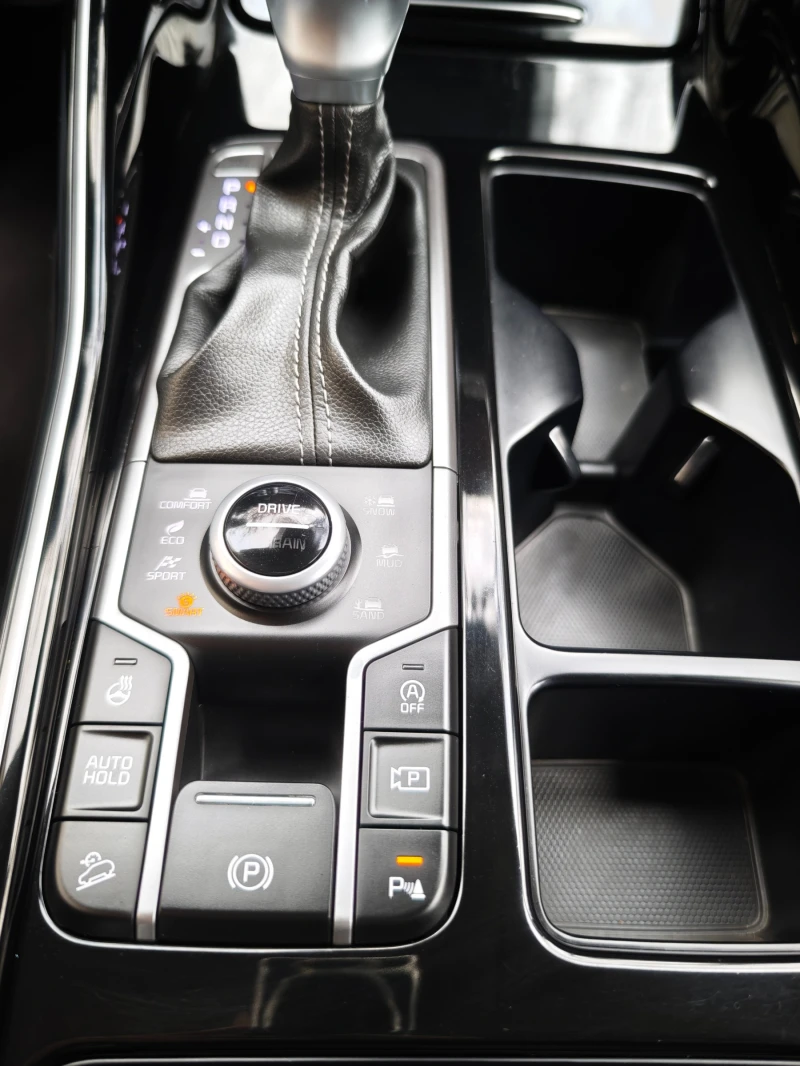 Kia Sorento 2.2 CRDI 4x4 - 7- МЕСТА, снимка 14 - Автомобили и джипове - 52708114