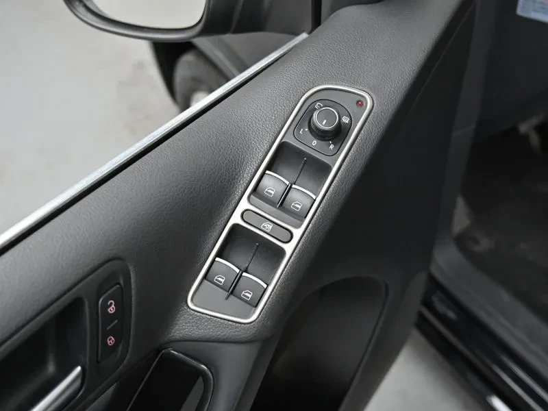VW Tiguan 2.0 TDI COMFORT, снимка 15 - Автомобили и джипове - 55720321