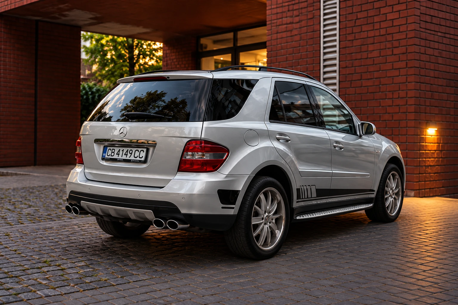 Mercedes-Benz ML 350 Газ* Carplay* Harman Kardon, снимка 2 - Автомобили и джипове - 56081457