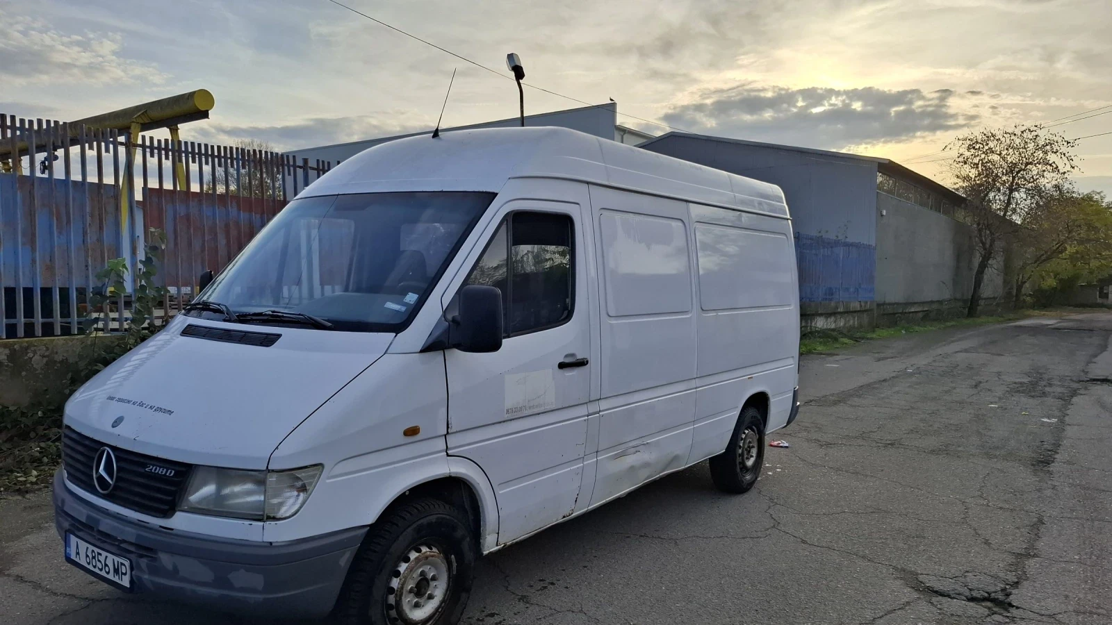 Mercedes-Benz Sprinter 208 НОВИ ГУМИ - изображение 2