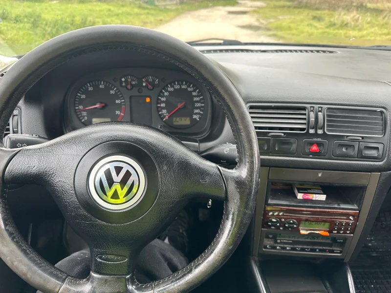 VW Bora 1.6i, снимка 12 - Автомобили и джипове - 47956613