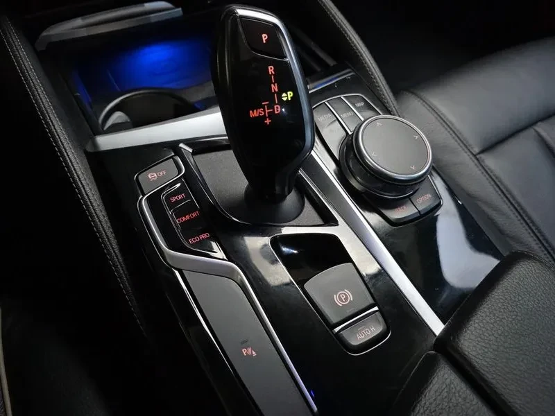 BMW 520 G30) 520D Luxury Special Edition, снимка 8 - Автомобили и джипове - 54873511