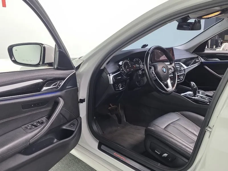 BMW 520 G30) 520D Luxury Special Edition, снимка 9 - Автомобили и джипове - 54873511