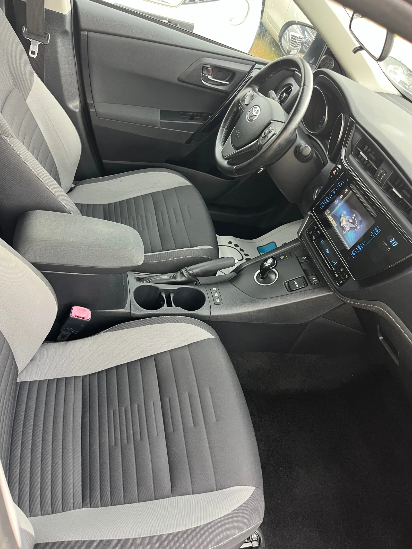 Toyota Auris 1.8 Hibrid , снимка 11 - Автомобили и джипове - 55106202
