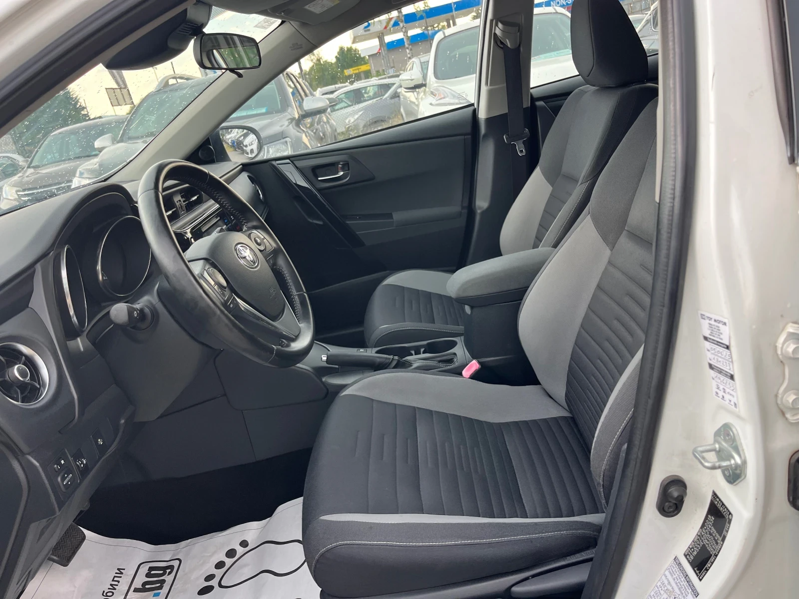 Toyota Auris 1.8 Hibrid , снимка 9 - Автомобили и джипове - 55106202
