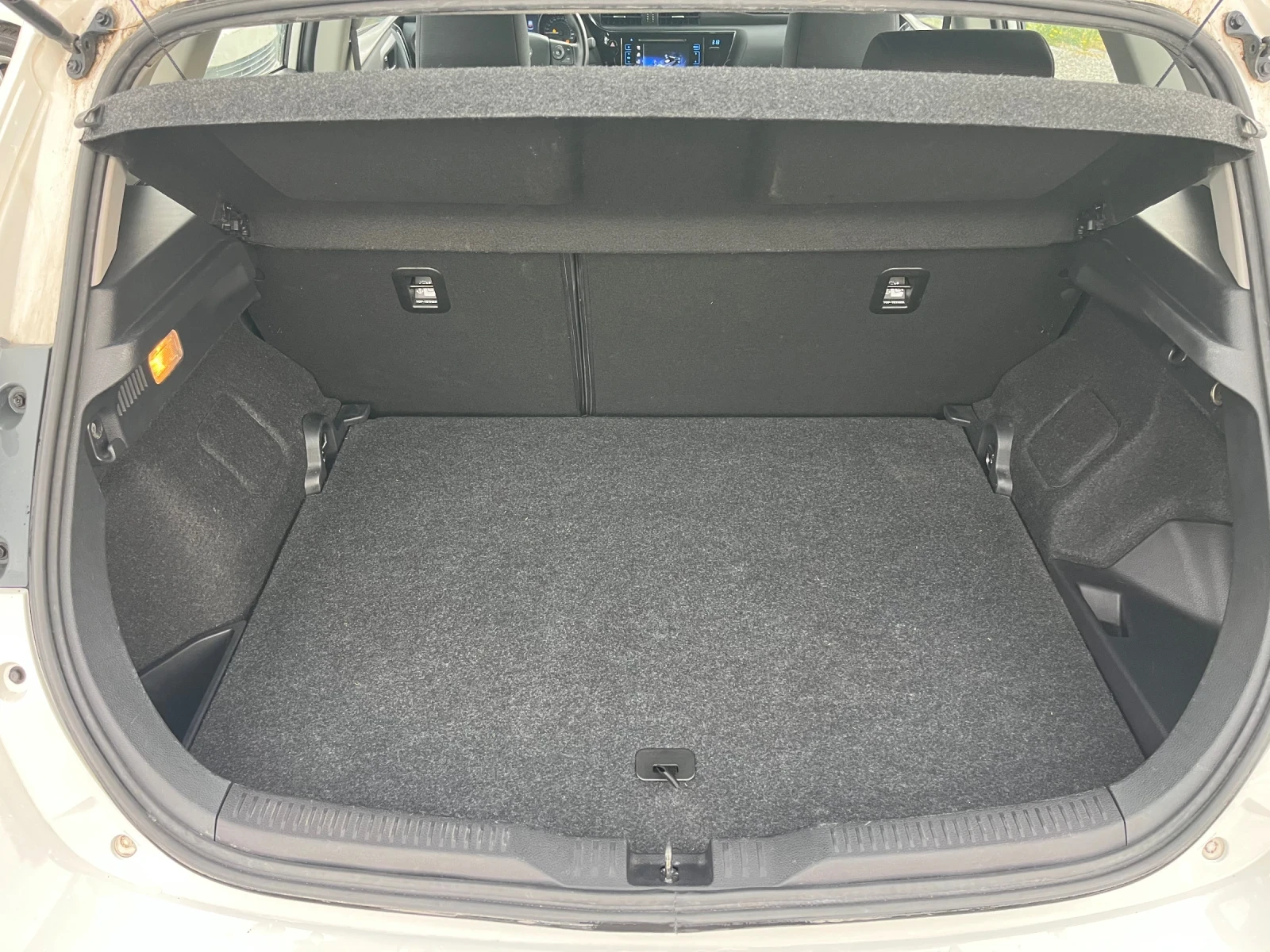 Toyota Auris 1.8 Hibrid , снимка 12 - Автомобили и джипове - 55106202