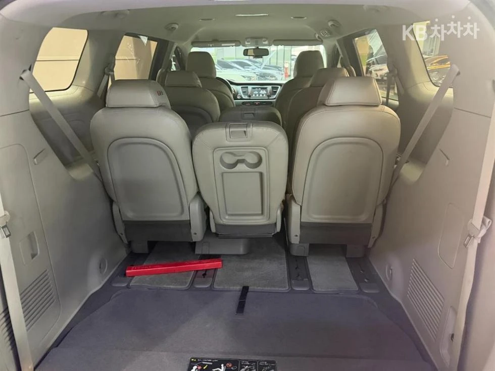 Kia Carnival, снимка 8 - Автомобили и джипове - 55198635