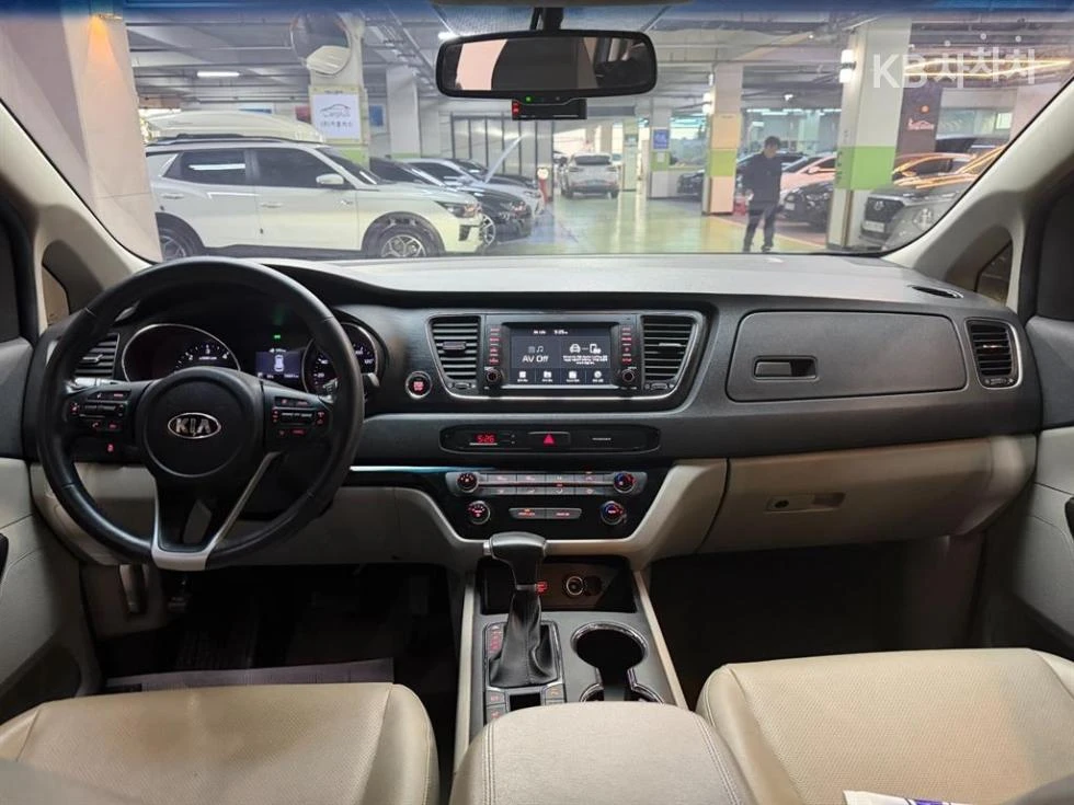 Kia Carnival, снимка 16 - Автомобили и джипове - 55198635