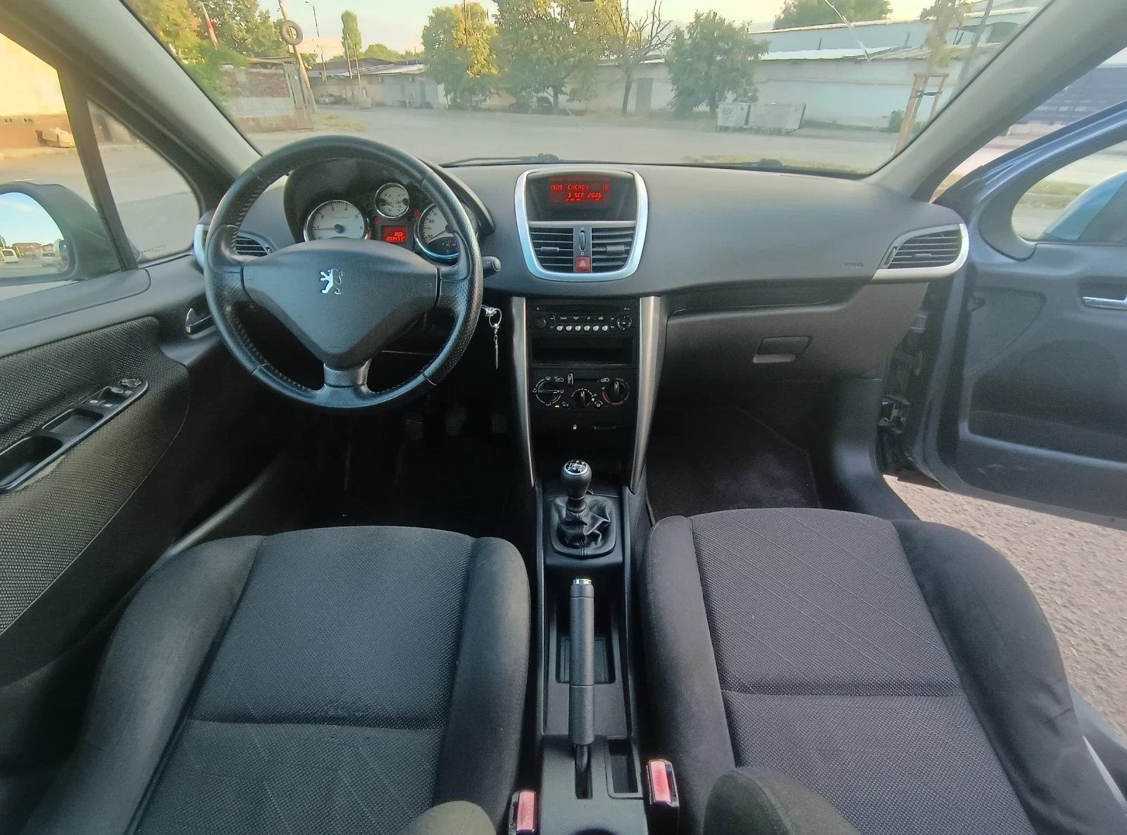 Peugeot 207 1.6 120 коня, снимка 7 - Автомобили и джипове - 55966555