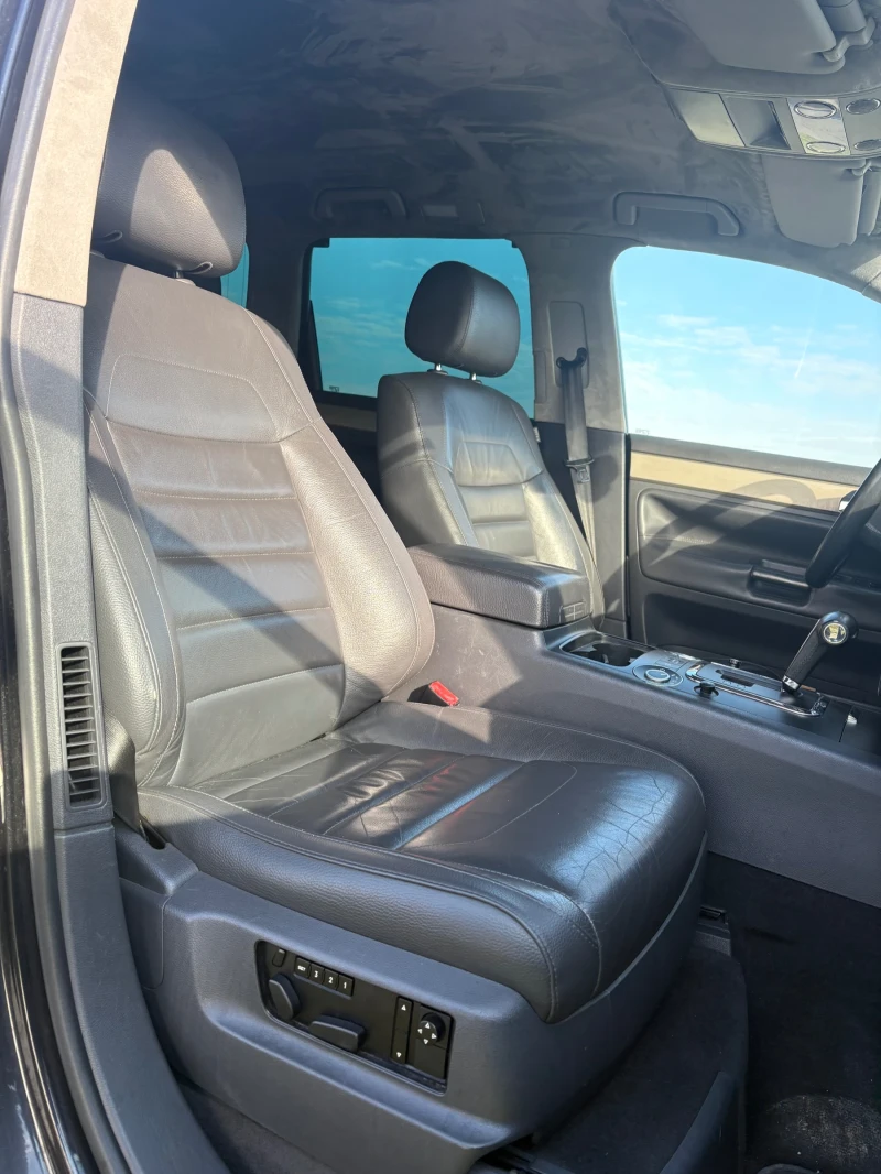 VW Touareg 3.0TDi V6 Auto, снимка 11 - Автомобили и джипове - 52792374