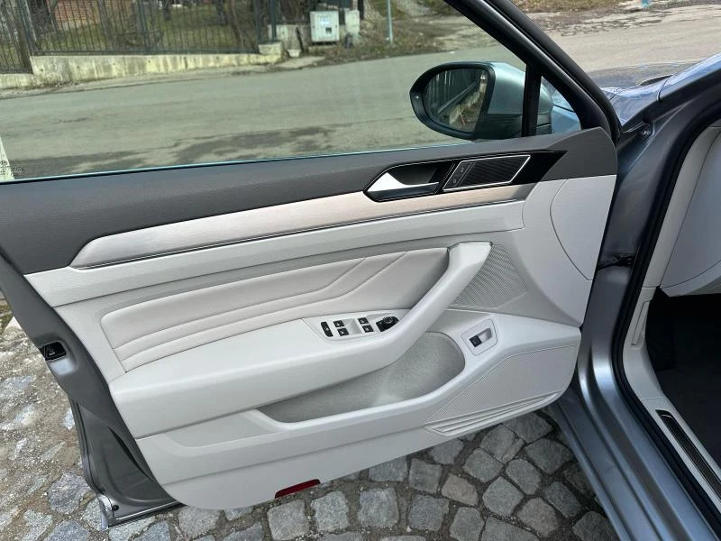 VW Passat FaceLift Executive 190 k.c.  Digital Cockpit, снимка 15 - Автомобили и джипове - 49318321