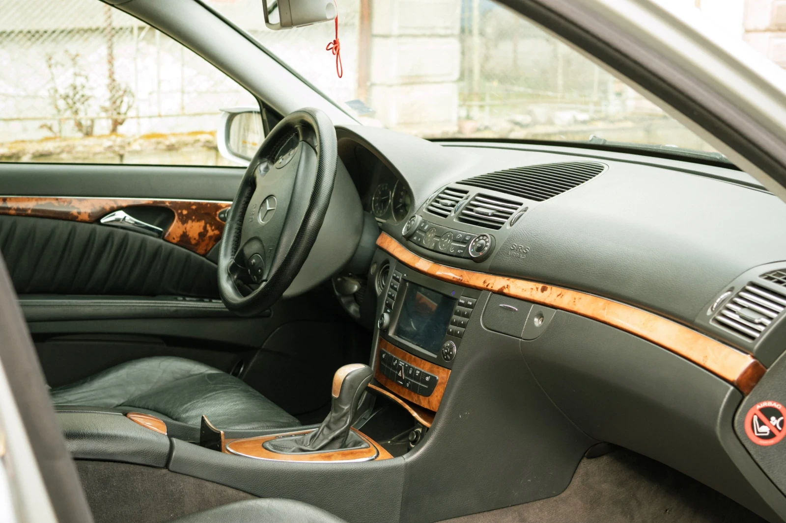 Mercedes-Benz E 320, снимка 4 - Автомобили и джипове - 53859057