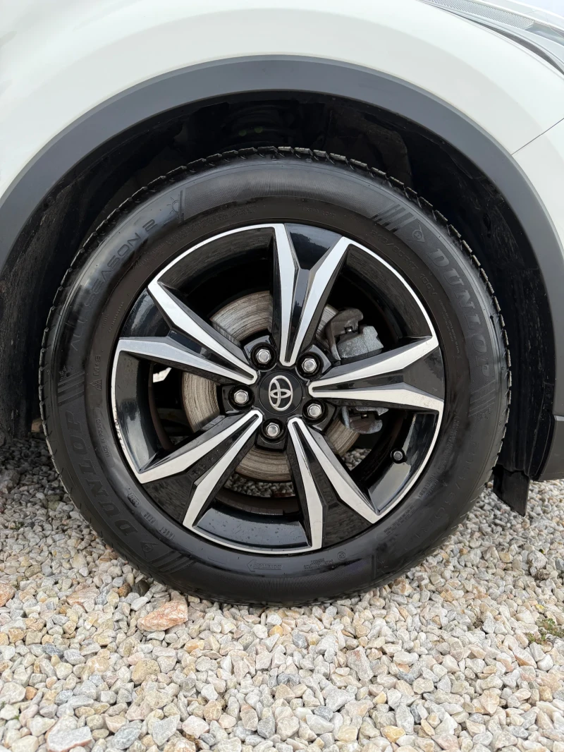 Toyota C-HR 1.8 HYBRID, снимка 15 - Автомобили и джипове - 53260425