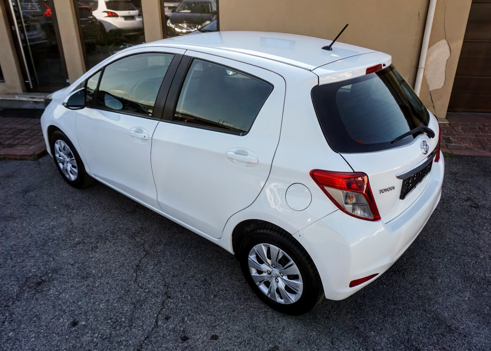 Toyota Yaris 1.0i ACTIVE - изображение 4
