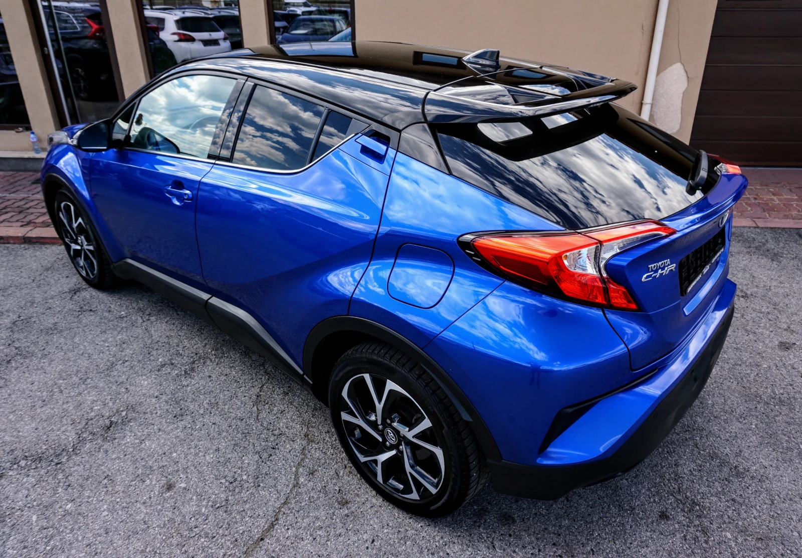 Toyota C-HR 1.8H E-CVT - изображение 4