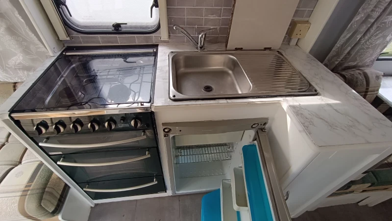 Каравана Award Compass Magnum 462, снимка 11 - Каравани и кемпери - 52361553