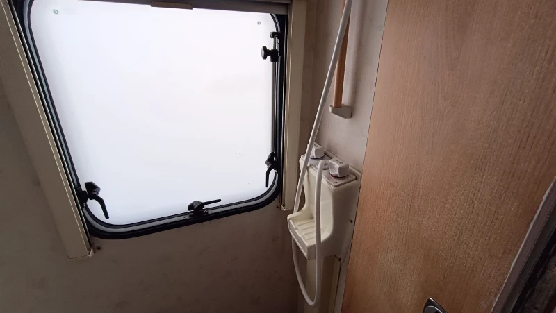 Каравана Award Compass Magnum 462, снимка 8 - Каравани и кемпери - 52361553