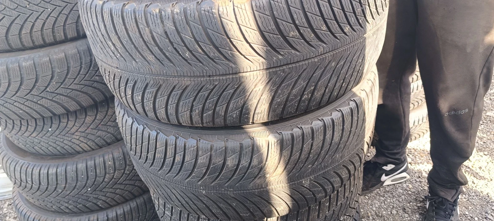 Гуми Зимни 235/45R18