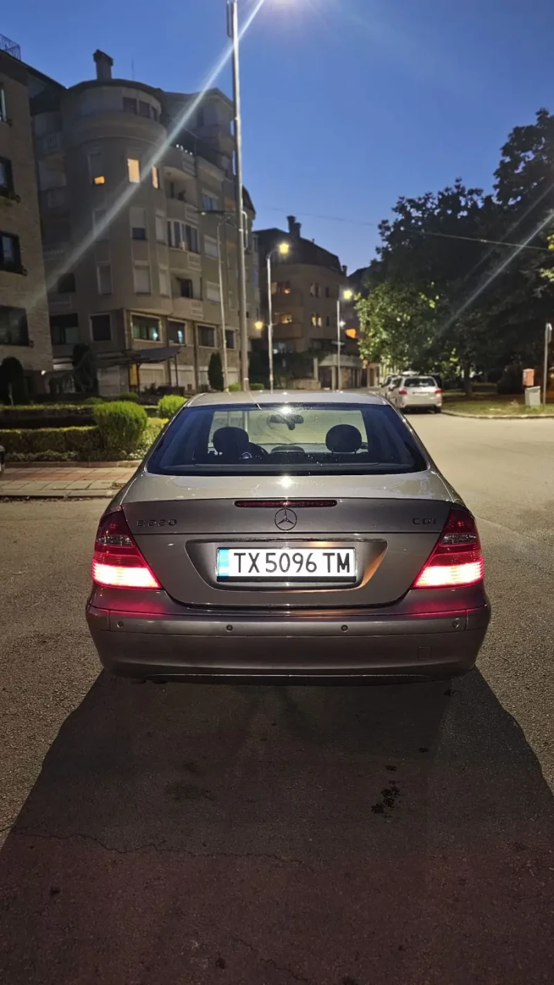 Mercedes-Benz E 220, снимка 6 - Автомобили и джипове - 47233573