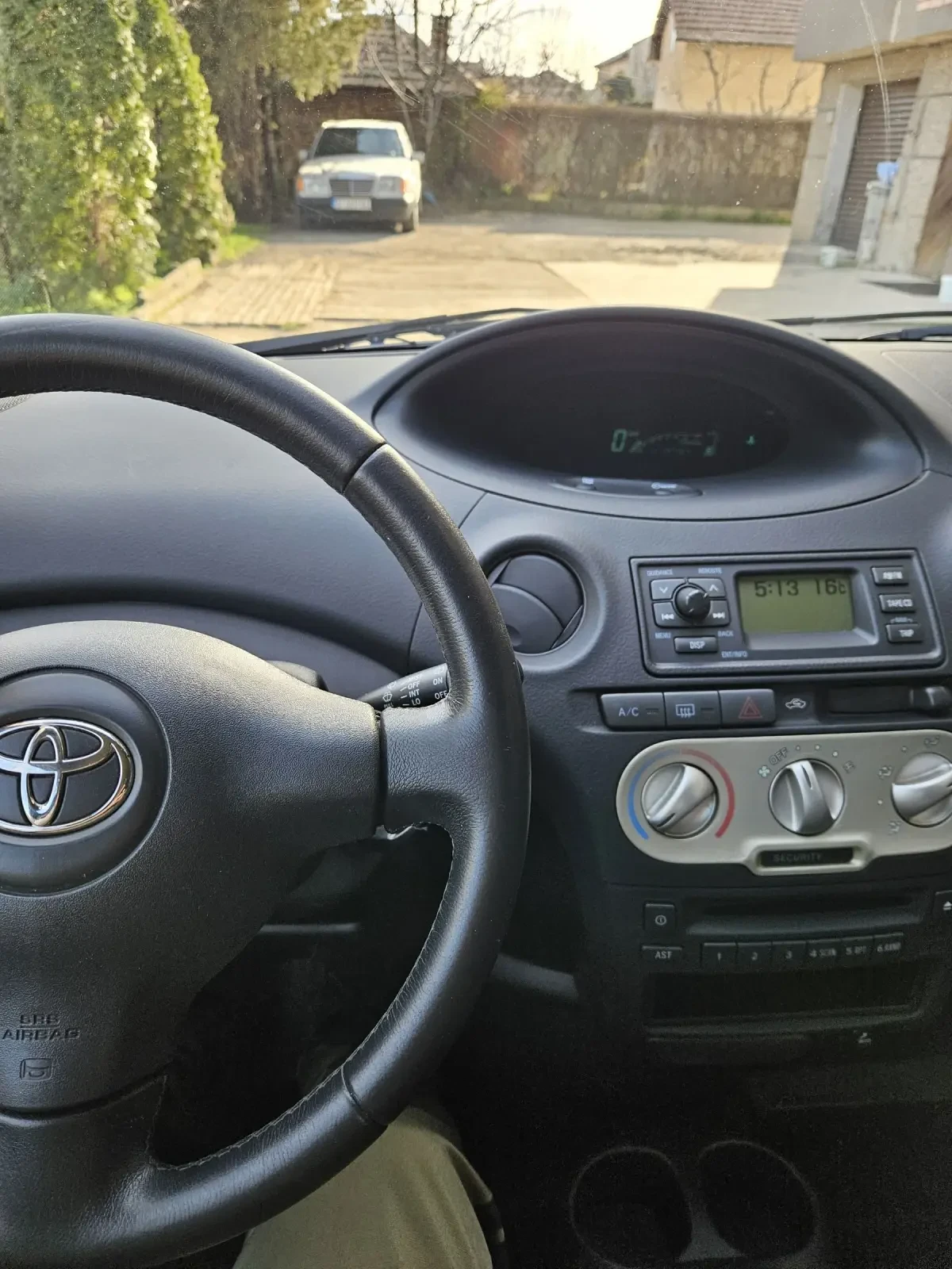 Toyota Yaris 1, 3  VVTI - 87 k. с. , снимка 8 - Автомобили и джипове - 53793161
