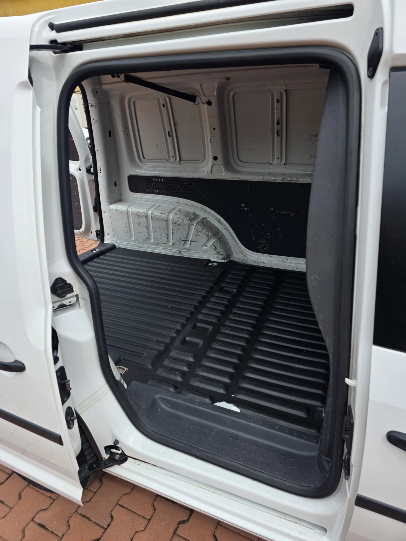 VW Caddy, снимка 8 - Автомобили и джипове - 54658215