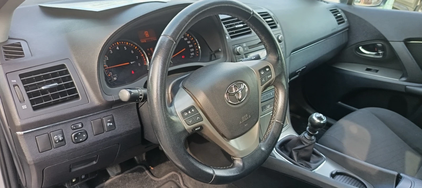 Toyota Avensis 1.6/132 * Седан * 141х.км * Обслужен , снимка 8 - Автомобили и джипове - 55935665