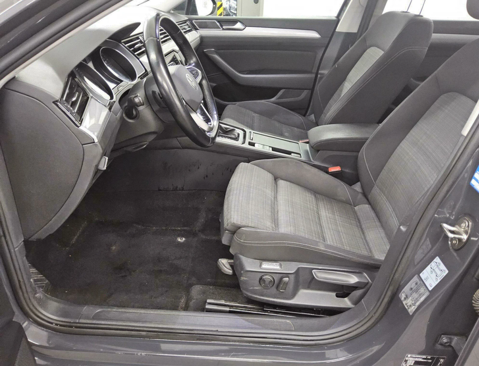 VW Passat Variant 2.0 TDI Navi LED, снимка 5 - Автомобили и джипове - 56719909
