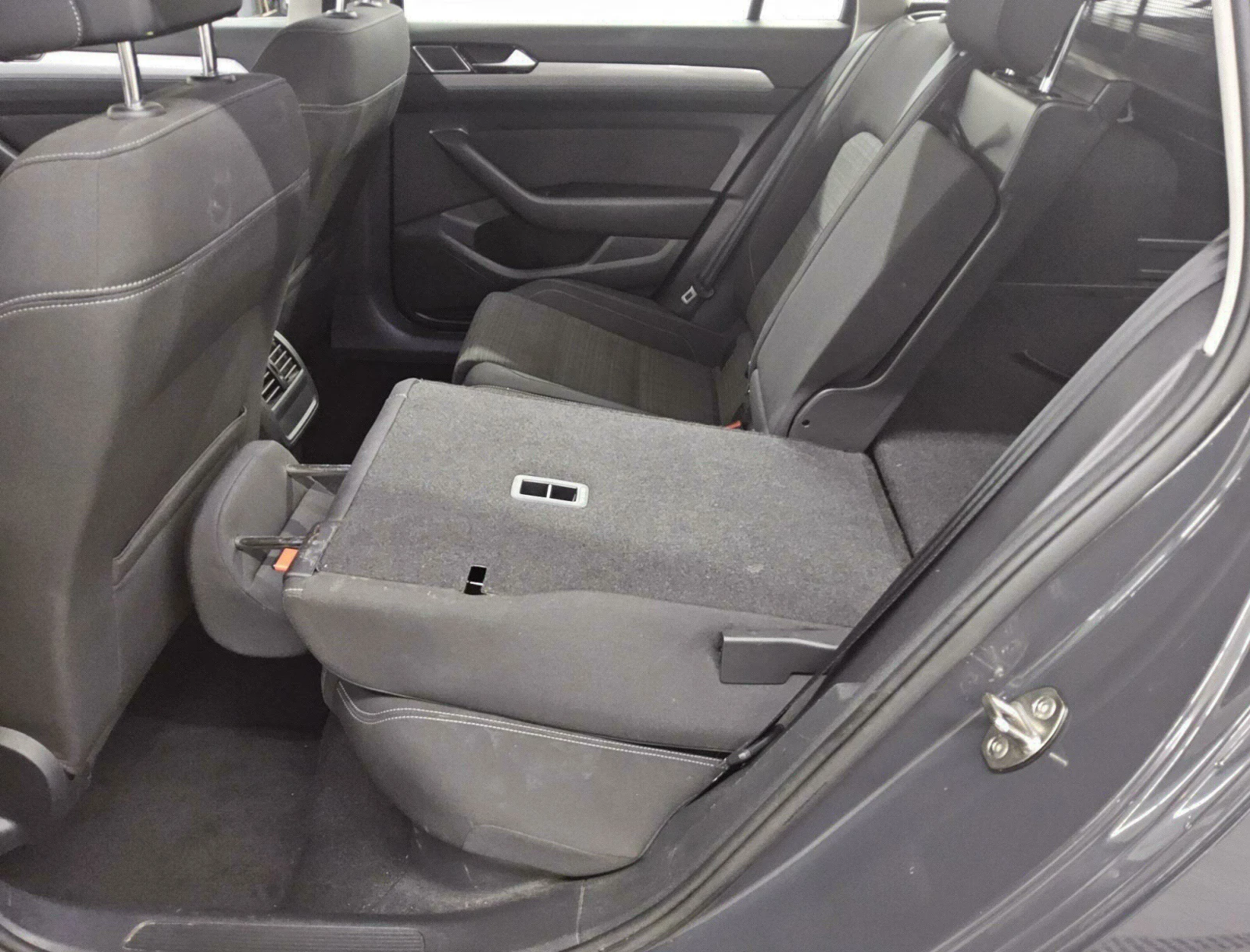 VW Passat Variant 2.0 TDI Navi LED, снимка 6 - Автомобили и джипове - 56719909