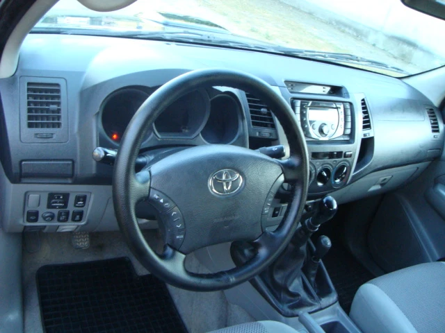 Toyota Hilux 2.5 d-4d, снимка 9 - Автомобили и джипове - 56231184