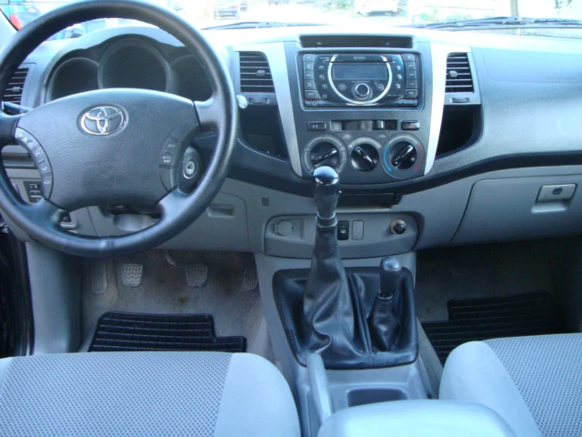 Toyota Hilux 2.5 d-4d, снимка 11 - Автомобили и джипове - 56231184