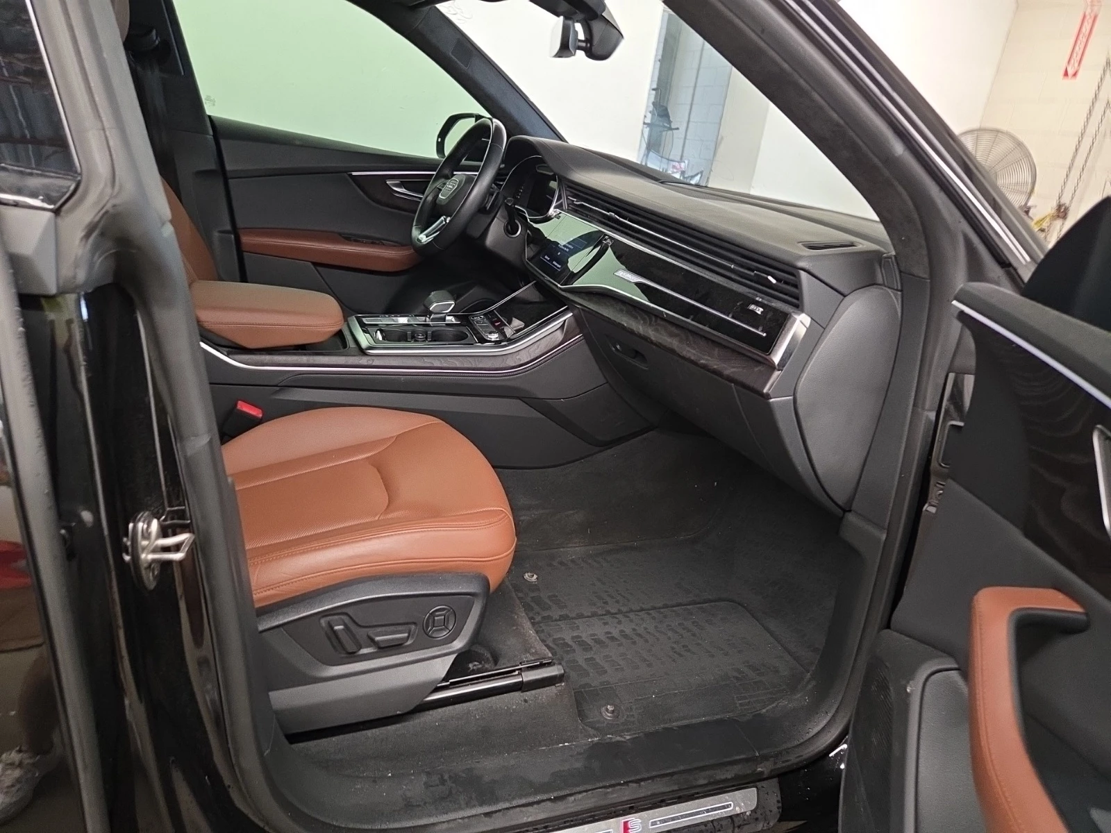 Audi Q8 TECHNIK * S LINE * HEAD UP * ОБДУХВАНЕ * CARFAX * , снимка 11 - Автомобили и джипове - 55214262