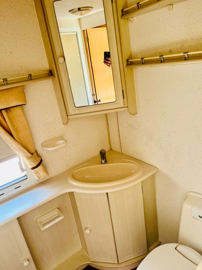 Каравана Coachmen Vip, снимка 9 - Каравани и кемпери - 51562798