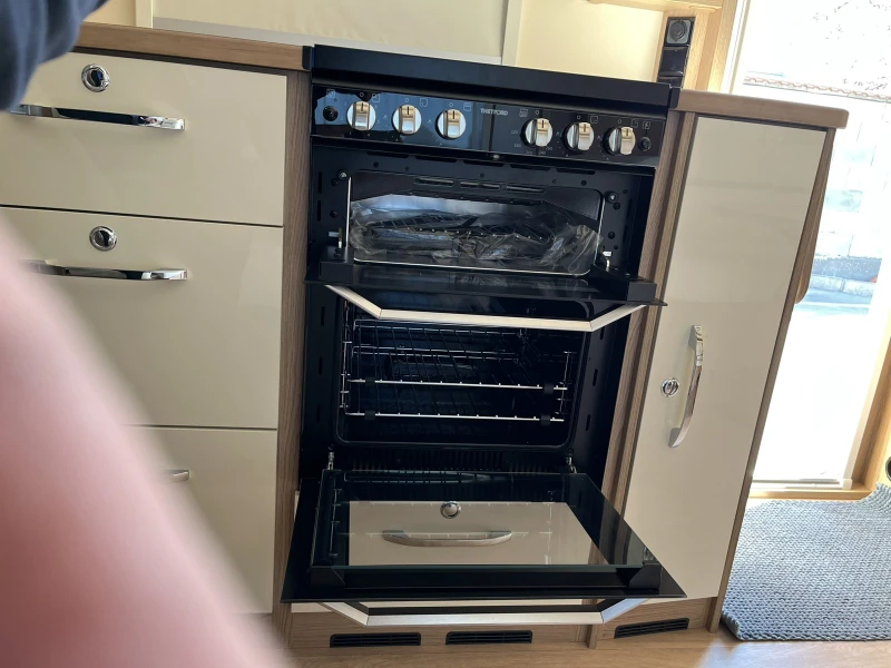 Каравана LMC 655, снимка 14 - Каравани и кемпери - 52706042