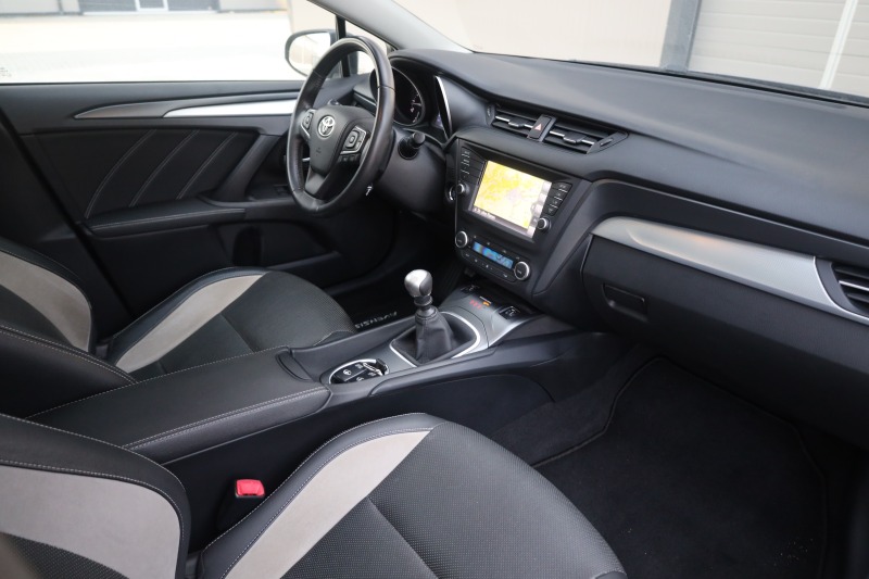 Toyota Avensis 1.8 VVT-i Sports Business Edition 90K km  + KeyGO , снимка 14 - Автомобили и джипове - 45793336