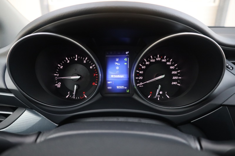 Toyota Avensis 1.8 VVT-i Sports Business Edition 90K km  + KeyGO , снимка 11 - Автомобили и джипове - 45793336