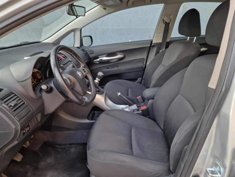 Toyota Auris 1.33 , снимка 12 - Автомобили и джипове - 47299364