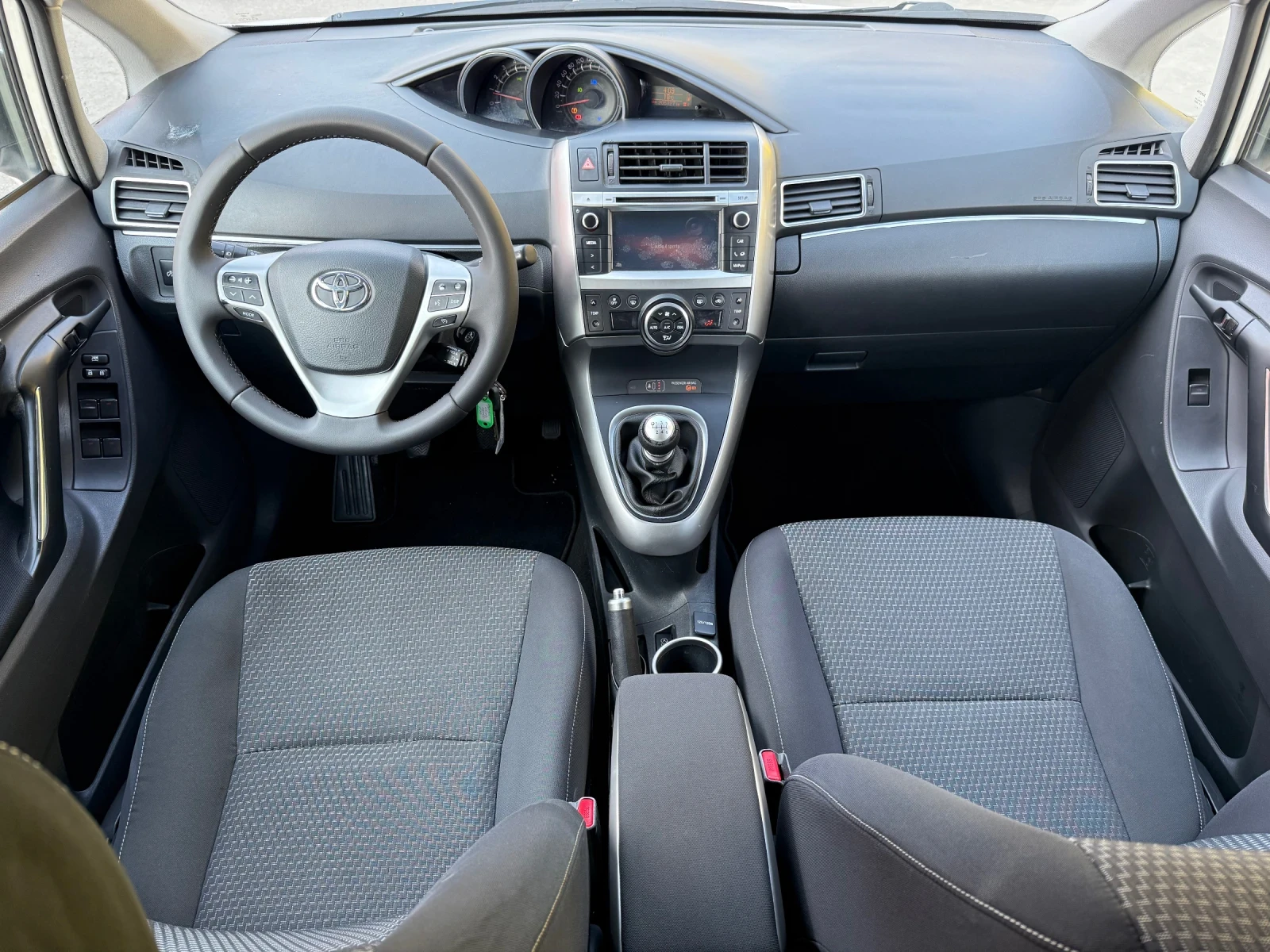 Toyota Corolla verso 6скорости* КАМЕРА* АВТОПИЛОТ* КЛИМАТРОНИК* КСЕНОН | Mobile.bg — изображение 13