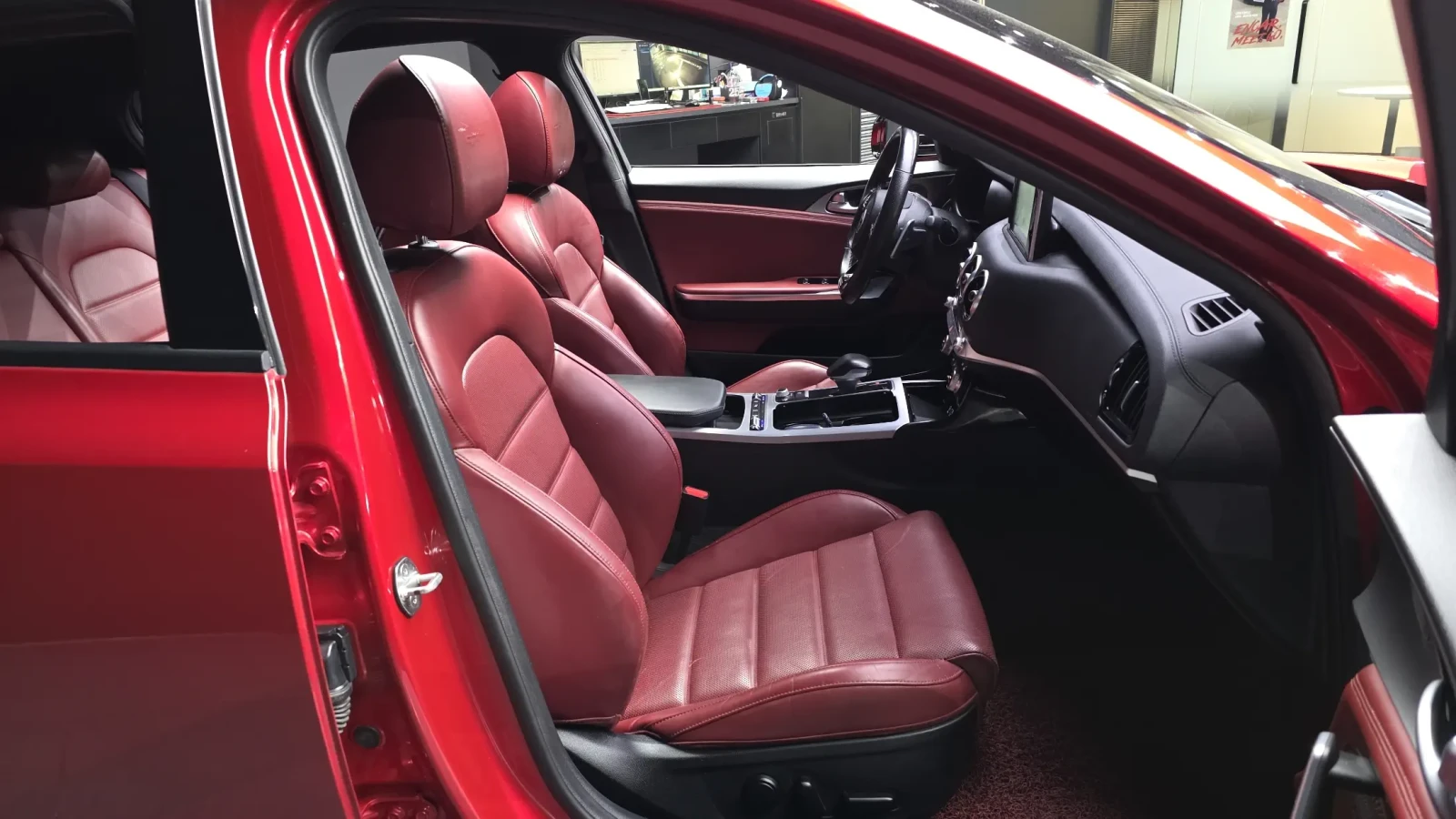 Kia Stinger 3.3 Turbo AWD Панорама* 360* обдухване* Disi* , снимка 6 - Автомобили и джипове - 54563959