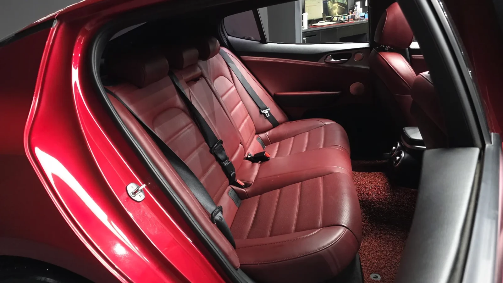 Kia Stinger 3.3 Turbo AWD Панорама* 360* обдухване* Disi* , снимка 7 - Автомобили и джипове - 54563959