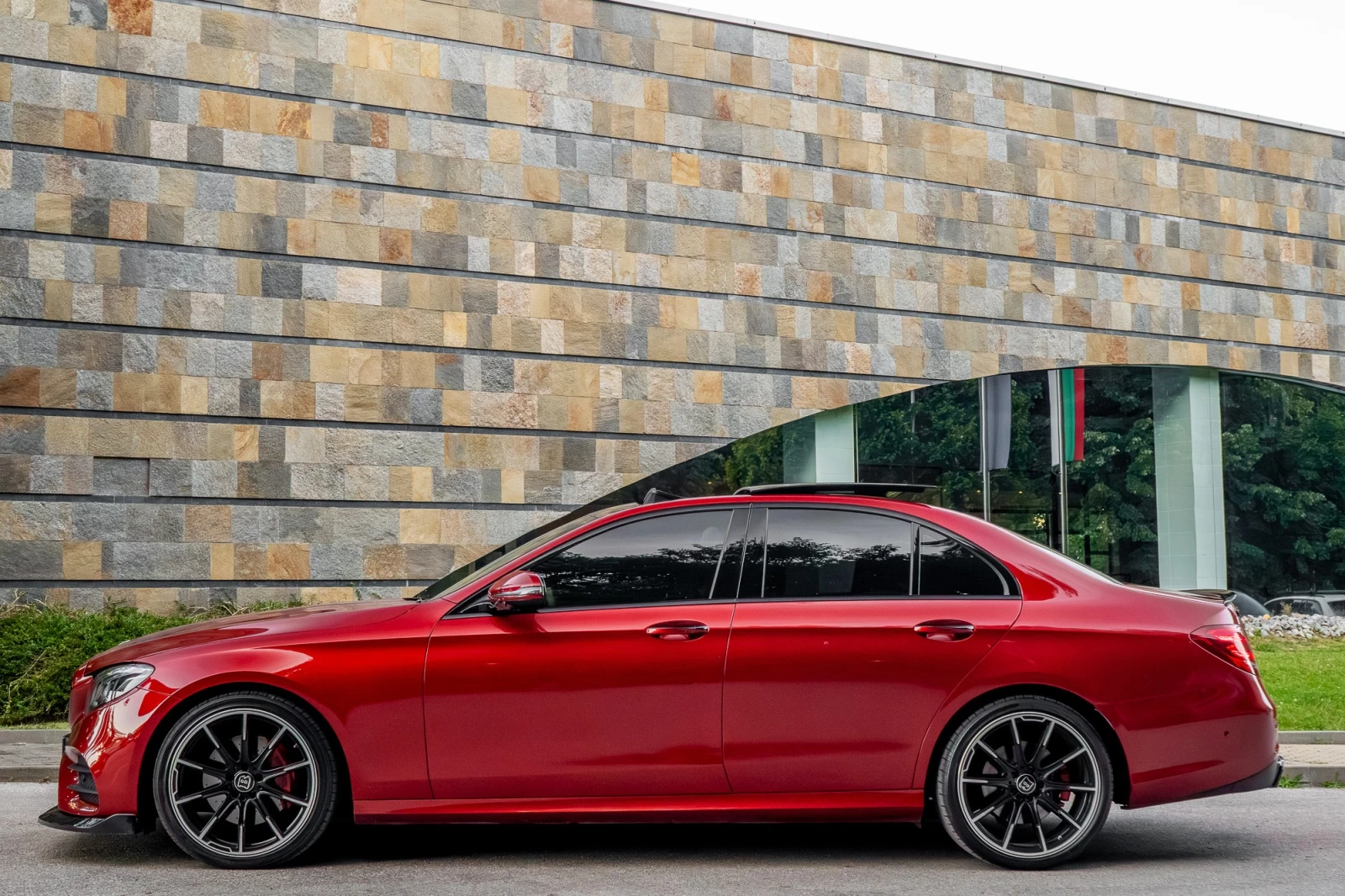 Mercedes-Benz E 350 d* DESIGNO* 3xTV* BRABUS LIMITED* CARBON* PANORAMA, снимка 2 - Автомобили и джипове - 54876375