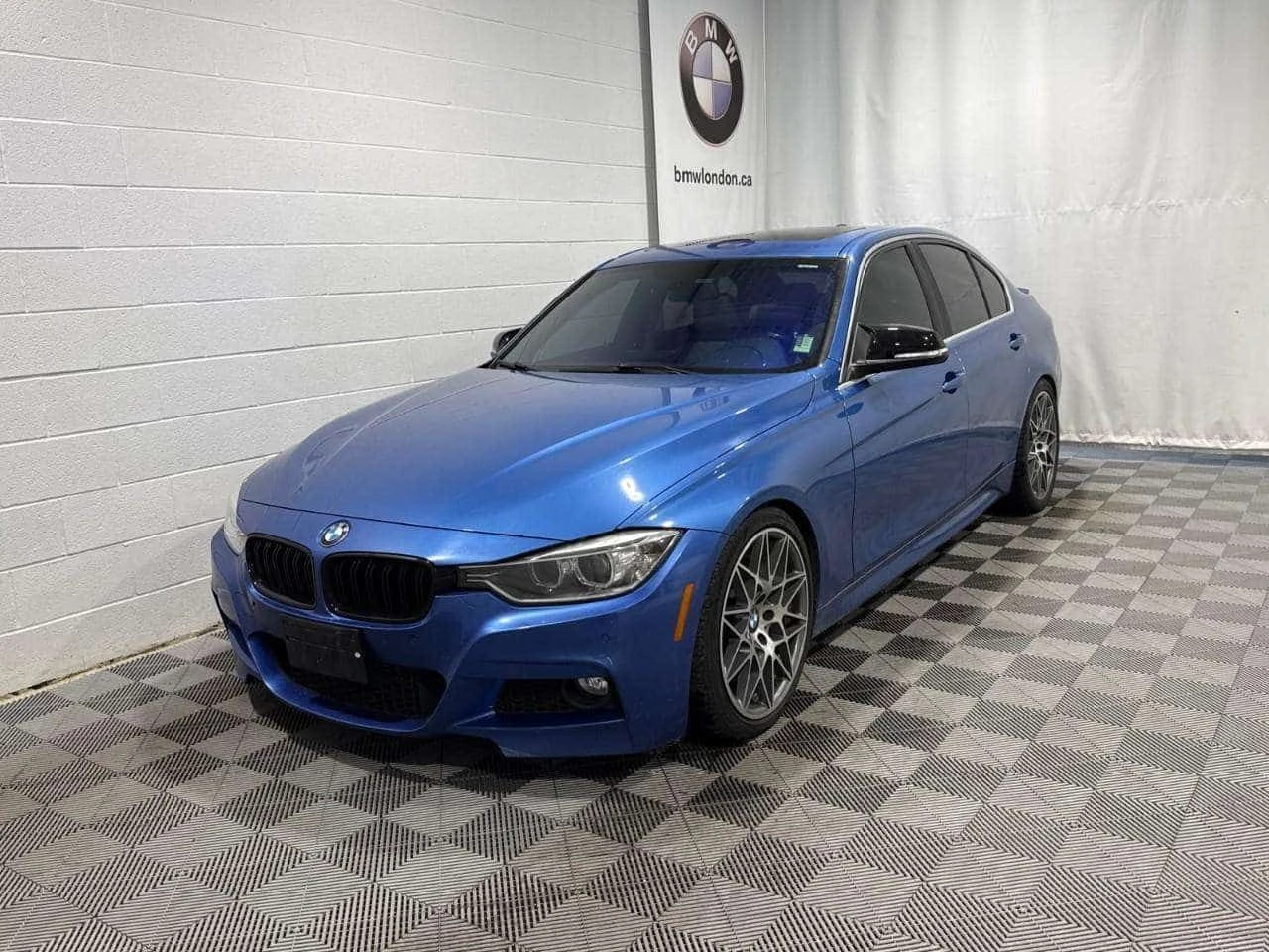 BMW 335 * Estoril Blue with Oyster/BlackNavigation system 